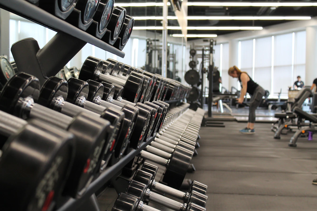 Academia equipada com aparelhos de musculação