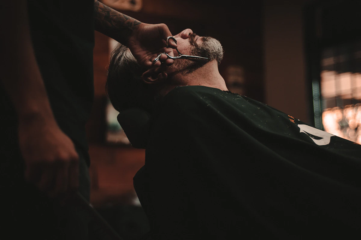 Ambiente de barbearia com cadeiras e espelhos