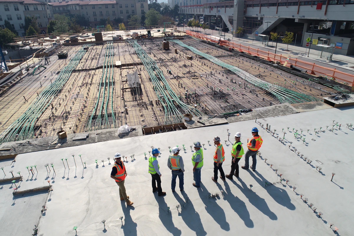 Estruturas e equipamentos em um canteiro de obras