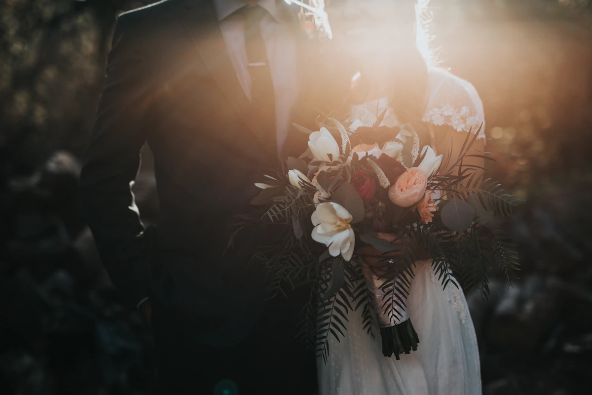 Celebração de casamento fotografada em um jardim