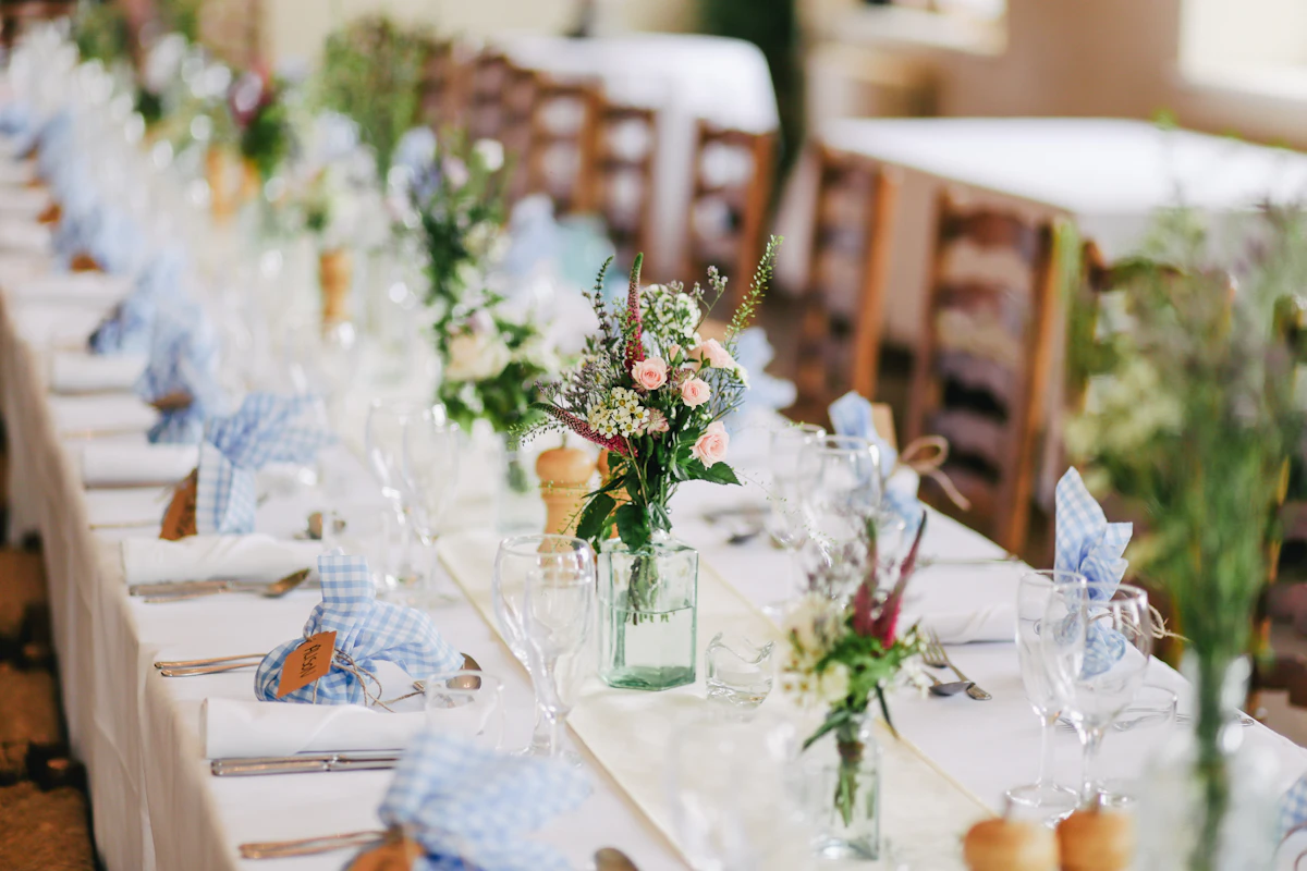 Decoração floral em um espaço preparado para uma celebração
