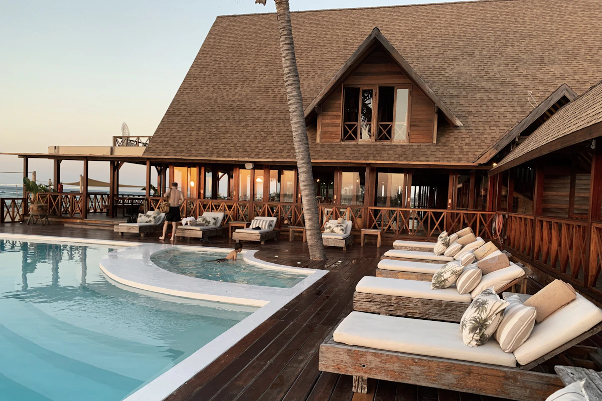 Hotel com piscina cercada por vegetação tropical