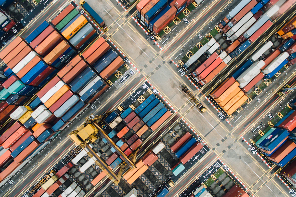 Navio transportando contêineres em uma operação logística